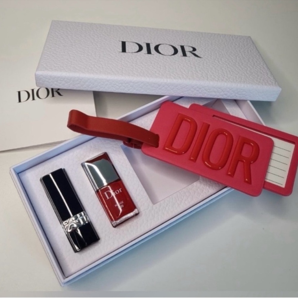 DIOR MAKEUP SET INCLUDING MIRRORED DIOR LUGGAGE TAGS NEW IN BOX - Picture 3 of 6